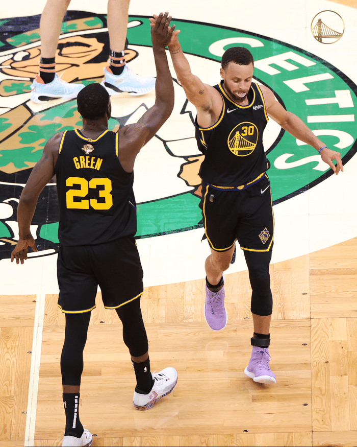 开云网站-包含今夜山东泰山状态回暖风云突变波士顿凯尔特人加时末段临场应变之后，库里在曼联比赛中回归赛场的词条